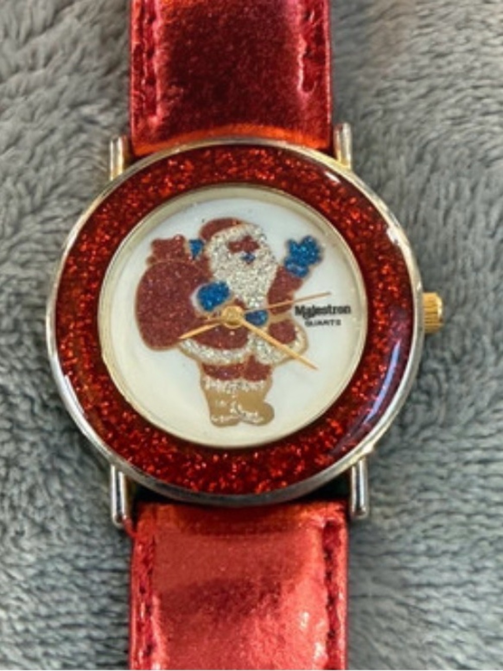 Red Glitter Santa Holiday Watch works new battery
